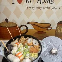 可能是火鍋、起司火鍋和顯示的文字是「 I MY HOME Every day with you, I' SU TAU STAUB COC V o soe 000 ee co0 」的圖像
