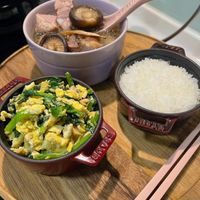 可能是粥、拉麵、豆腐、香菇和文字的圖像