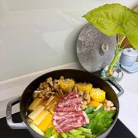 可能是‎火鍋和‎顯示的文字是「 ‎SAV ح STAUB STAUB ΖΟΖ STAUB‎ 」‎‎ 的圖像