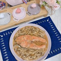 可能是義大利麵、煙燻鮭魚和文字的圖像