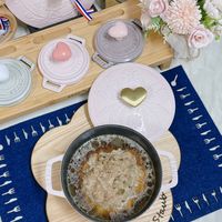 可能是顯示的文字是「 STA S ত 6O STAUB SUUSS 떡로 STAVD RE m mL Stand 以柔 ኢትዳ 」的圖像