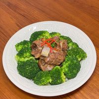 可能是燉小牛膝、肉排和快炒的圖像