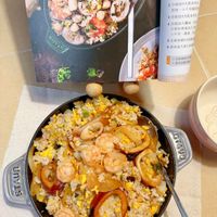 可能是炒飯、西班牙大鍋飯和文字的圖像