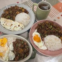 可能是肉排、水波蛋和炒飯的圖像