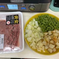 可能是食物和顯示的文字是「 키름 1515 1515 15 15 ン 備本室 比例おうごんひれい おうごんひれい 黄金 肉量 打発豬 紋 5 翻O養美的 サ4 特画 393999 999900 慢 瘦 好 ion あ M MN 105元 冷藏肉 t 」的圖像