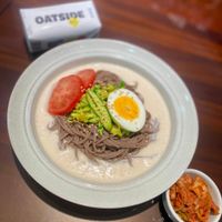 可能是拉麵和顯示的文字是「 OATSIDE 」的圖像