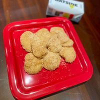 可能是炸丸子、餅乾、椰子馬卡龍和燕麥餅乾的圖像
