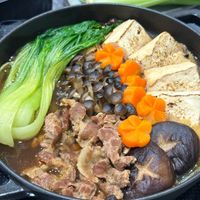可能是火鍋、香菇、麵、豆腐和文字的圖像