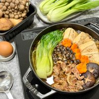 可能是火鍋、香菇、麵、豆腐和文字的圖像