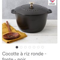 可能是顯示的文字是「 မရှိ "ိ lll EAPRIOUE FABRIQUE ENFRANCE Cocotte à riz ronde- fonte- noir 109,99€ € 」的圖像