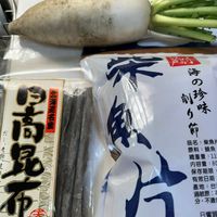 可能是顯示的文字是「高 警業 壹 物 布 ខ HOKAQIDO 北海道 不 海 ၈ 劇珍 6 味 第 品名：柴魚 柴魚片 品名 原料：講魚 鯖魚 原料：1 片 產地 總重量：11 11 内容量 80 保存期限 有效日期 過敏原： 分・不」的圖像