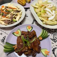 可能是肉排和燉小牛膝的圖像