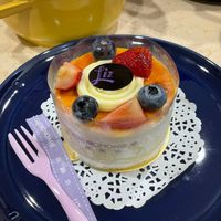可能是草莓、戚風蛋糕和顯示的文字是「 GASTRONOMIE OWS MONOMIE 坊」的圖像