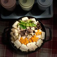可能是火鍋、起司火鍋、豆腐和香菇的圖像