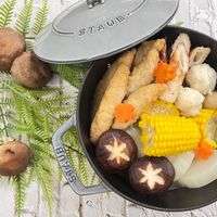 可能是火鍋、香菇、豆腐和顯示的文字是「 STAUB- STAUB B STAUB 」的圖像