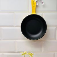 可能是顯示的文字是「 A STAUE STAUB 」的圖像