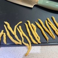 可能是麵包棒和義大利麵的圖像