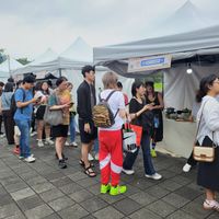 可能是人群和文字的圖像