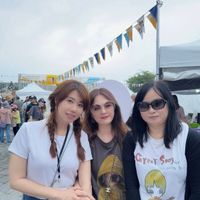 可能是一或多人和文字的圖像
