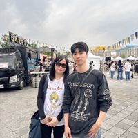 可能是一或多人和文字的圖像