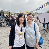 可能是一或多人和文字的圖像