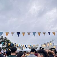 可能是一或多人和人群的圖像