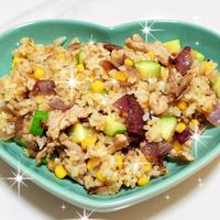 可能是炒飯、北非小米飯和豆煮玉米的圖像