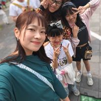 可能是一或多人、辮子和文字的圖像