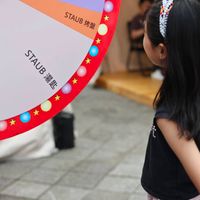 可能是一或多人、飛鏢靶和顯示的文字是「 ZWILLING ZWILLING餐刀 餐刀 STAUB烤盤 STAUB烤盤 烤盤 STAUB ΕΑ.ρ STAUB 湯匙 STAUB湯匙 是 湯」的圖像
