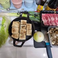 可能是火鍋、豆腐和文字的圖像