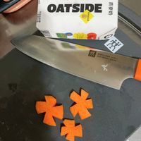 可能是食物、刀和文字的圖像