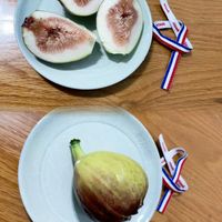 可能是無花果和顯示的文字是「 Staub stauh xtanb Ka STADE 」的圖像