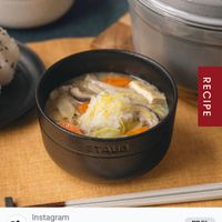 可能是豆腐、火鍋和顯示的文字是「 RECIPE staub Instagram 【具沢山おろし豚汁】 開啟」的圖像