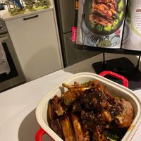 可能是燉小牛膝和文字的圖像