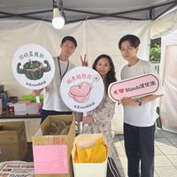 可能是一或多人、食物和文字的圖像