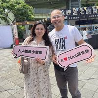可能是一或多人和文字的圖像