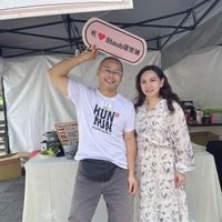 可能是一或多人和文字的圖像