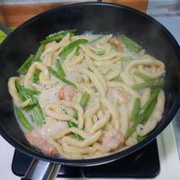 可能是義大利麵和蝦的圖像