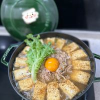 可能是‎豆腐、拉麵、粥、火鍋和‎顯示的文字是「 ‎FAngFAnD פחחל ၅‎ 」‎‎ 的圖像