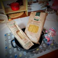可能是麵包棒、薄脆餅乾、蕾絲和文字的圖像