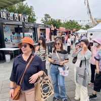 可能是一或多人、矢車菊和文字的圖像