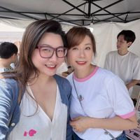 可能是一或多人和文字的圖像