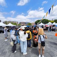 可能是一或多人和人群的圖像