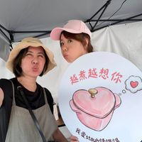 可能是一或多人、帽子和文字的圖像