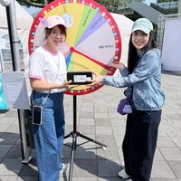 可能是一或多人和文字的圖像