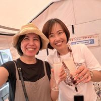 可能是一或多人、飲料和文字的圖像