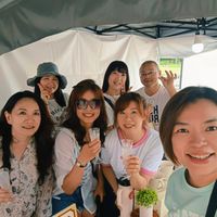 可能是一或多人和文字的圖像