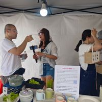 可能是一或多人、泡茶器和文字的圖像