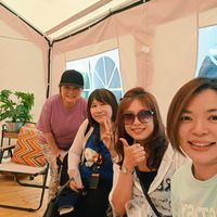 可能是一或多人和文字的圖像