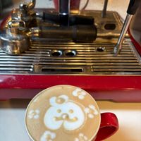 可能是咖啡杯、咖啡機和咖啡的圖像